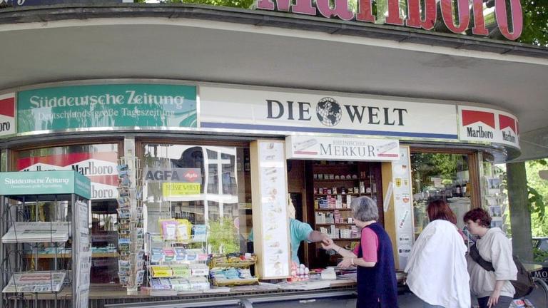 31.05.2001, Nordrhein-Westfalen, Bonn: Das Bundesbüdchen in Bonn. 2006 musste der historische Kiosk abgebaut werden, doch jetzt hat die Bezirksregierung Köln Geld für den Wiederaufbau bereitgestellt. 31.05.2001, Nordrhein-Westfalen, Bonn: Das Bundesbüdchen in Bonn. 2006 musste der historische Kiosk abgebaut werden, doch jetzt hat die Bezirksregierung Köln Geld für den Wiederaufbau bereitgestellt.