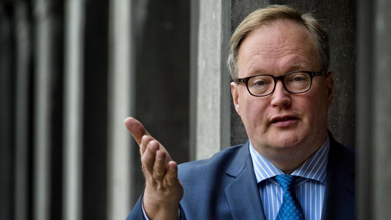 Porträt von Hans van Baalen, Europarlamentarier der niederländischen VVD (Volkspartij voor Vrijheid en Democratie - Volkspartei für Freiheit und Demokratie), aufgenommen am 26.10.2012 in Den Haag. 2012-10-26 00:00:00 DEN HAAG - Portret van Hans van Baalen, Europarlementarier van de VVD. ANP KOEN VAN WEEL | Porträt von Hans van Baalen, Europarlamentarier der niederländischen VVD (Volkspartij voor Vrijheid en Democratie - Volkspartei für Freiheit und Demokratie), aufgenommen am 26.10.2012 in Den Haag. 2012-10-26 00:00:00 DEN HAAG - Portret van Hans van Baalen, Europarlementarier van de VVD. ANP KOEN VAN WEEL |