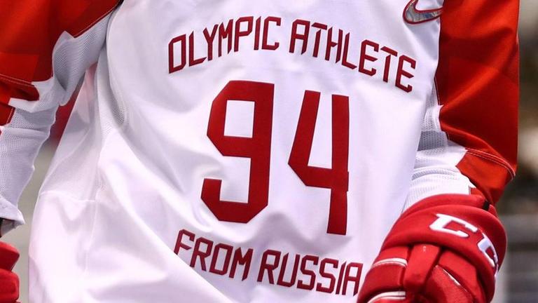 Eine Eishockeyspielerin mit dem Trikot der "Olympischen Athleten aus Russland" bei den Olympischen Winterspielen in Pyeongchang Eine Eishockeyspielerin mit dem Trikot der "Olympischen Athleten aus Russland" bei den Olympischen Winterspielen in Pyeongchang