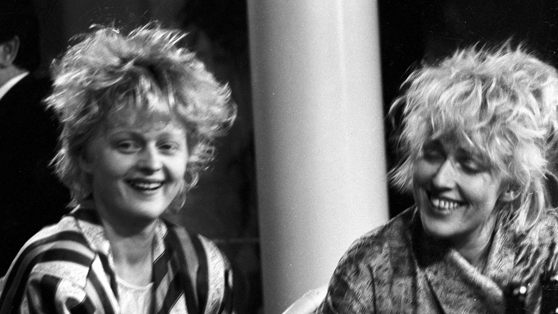 Inga (links) und Annette Humpe in der Talkshow "irgendwann" - zusammen waren sie die Neonbabies Inga (links) und Annette Humpe in der Talkshow "irgendwann" - zusammen waren sie die Neonbabies