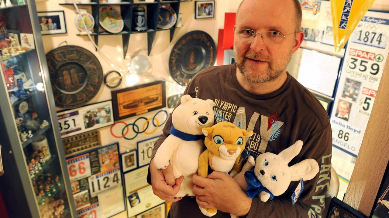 Der Sammler Frank Scheffka präsentiert eine Auswahl von Maskottchen der Winterspiele 2014 in Sotschi als Teil seiner überaus umfangreichen Sammlung zur Geschichte der Olympischen Spiele.