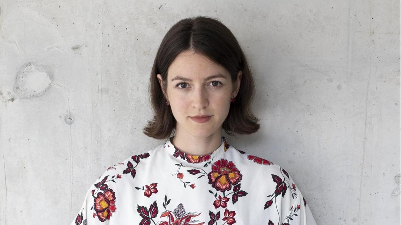 Ein Portrait von Julia Ebner, Schriftstellerin und Journalistin, geboren 1991 in Wien. Sie forscht am Institute for Strategic Dialogue in London zu Thema Extremismus. Ein Portrait von Julia Ebner, Schriftstellerin und Journalistin, geboren 1991 in Wien. Sie forscht am Institute for Strategic Dialogue in London zu Thema Extremismus.