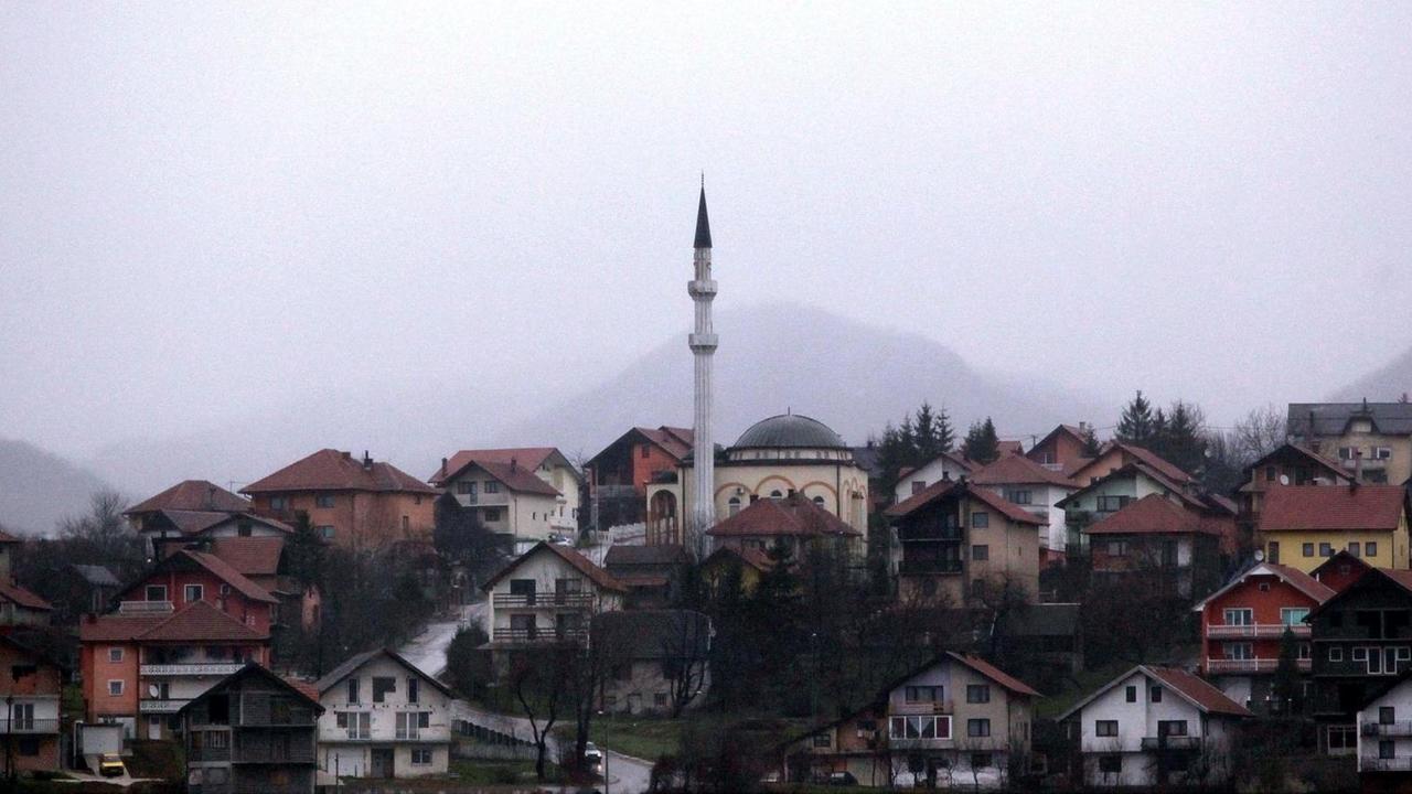 Moschee in einem Stadtteil von Sarajevo (dt. auch Sarajewo), Hauptstadt und Regierungssitz von Bosnien und Herzegowina.
