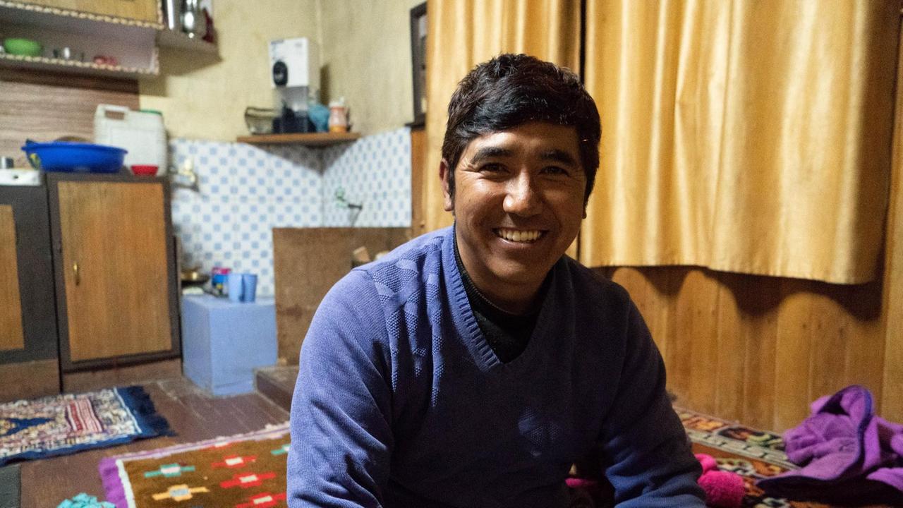 "Die Nomaden-Tradition ist verloren gegangen" - Dechen Lhöndrub, ein Herbergsbesitzer in Spiti. "Die Nomaden-Tradition ist verloren gegangen" - Dechen Lhöndrub, ein Herbergsbesitzer in Spiti.