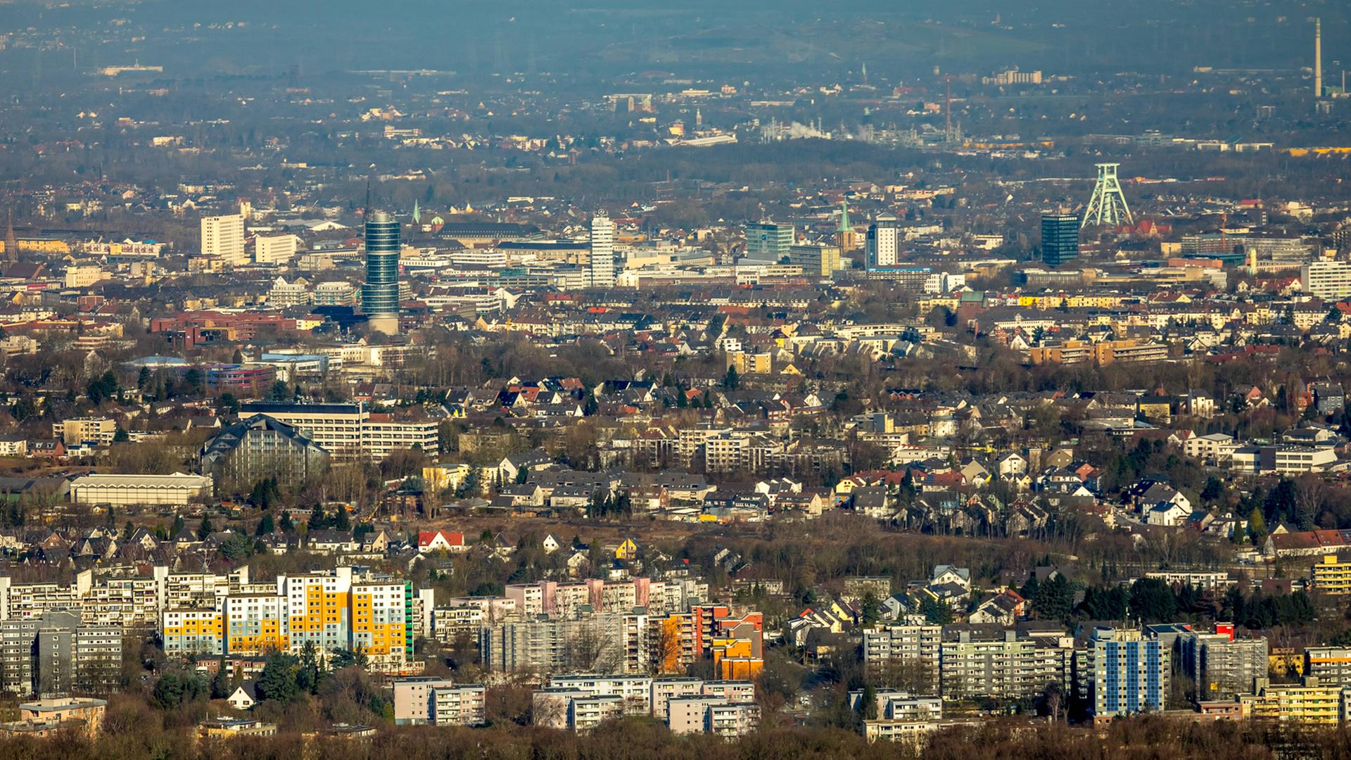 Blick von der Universität Bochum auf die Innenstadt mit Exzenterturm, Gerichtsgebäude und Europahaus Blick von der Universität Bochum auf die Innenstadt mit Exzenterturm, Gerichtsgebäude und Europahaus