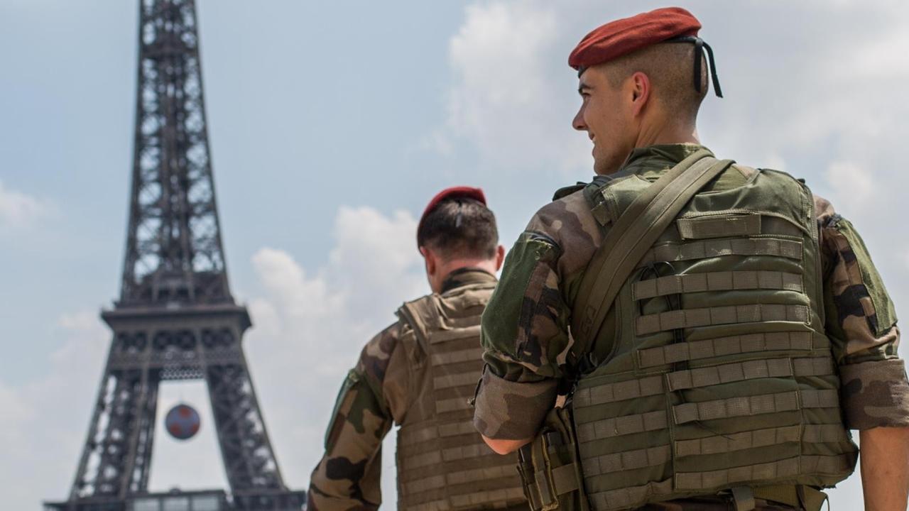 Polizisten vor dem Eiffel-Turm Polizisten vor dem Eiffel-Turm