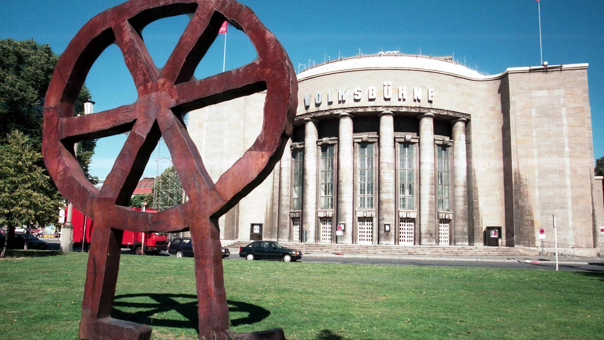 Die Rad-Skulptur vor der Berliner Volksbühne. Die Rad-Skulptur vor der Berliner Volksbühne.