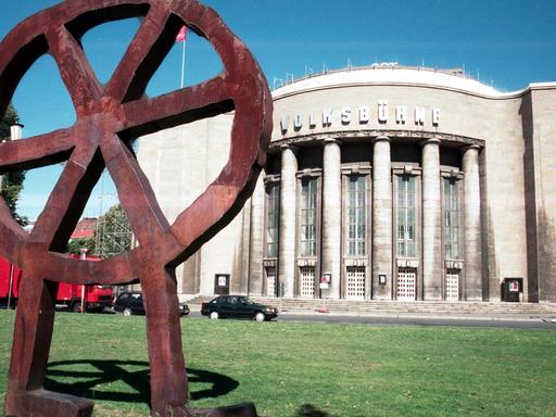Die Berliner Volksbühne mit Rad-Skulptur