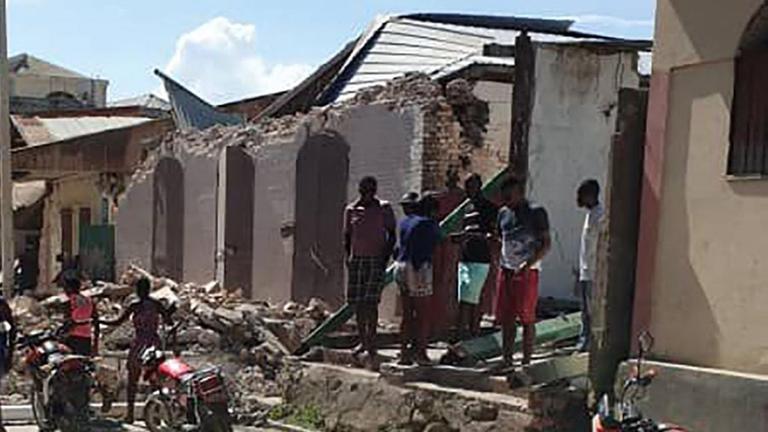 Eingestürzte Häuser und zerstörte Straßen in Haiti.