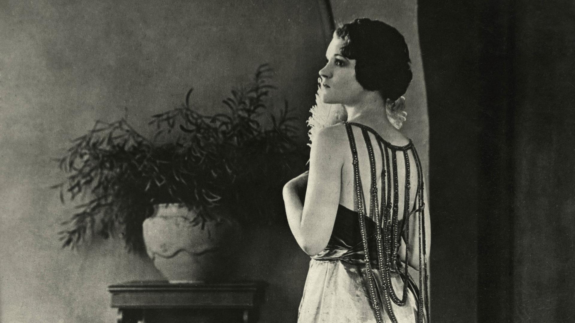 Frau aus den 1920er Jahren im Abendkleid Frau aus den 1920er Jahren im Abendkleid