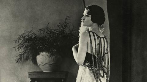 Frau aus den 1920er Jahren im Abendkleid