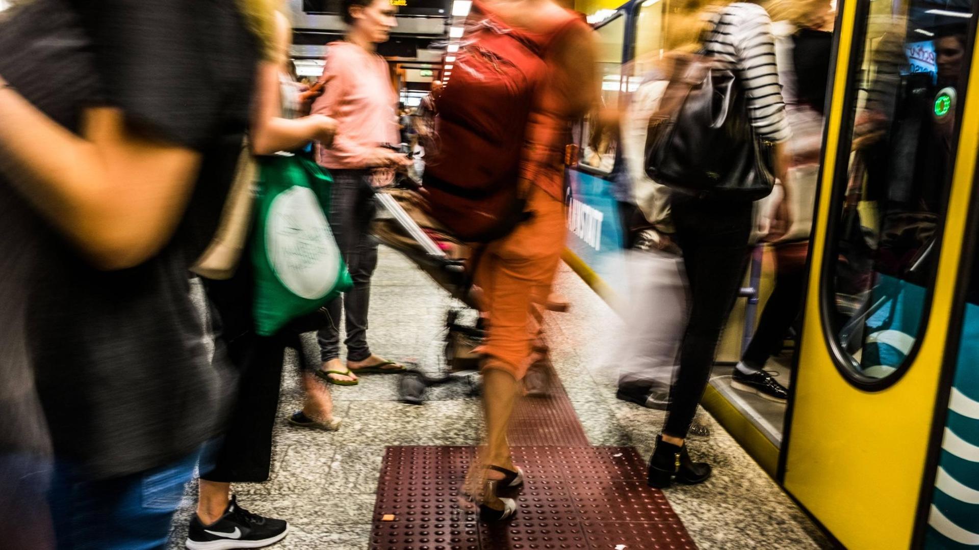 Reisende in einem Stuttgarter U-Bahnhof. Reisende in einem Stuttgarter U-Bahnhof.