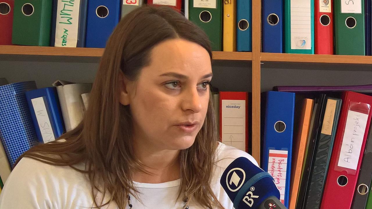 Márta Párdavi vom Budapester Helsinki Komitee sagt: „Die Botschaften der Regierung zielen darauf ab, Migranten als Bedrohung darzustellen“. Márta Párdavi vom Budapester Helsinki Komitee sagt: „Die Botschaften der Regierung zielen darauf ab, Migranten als Bedrohung darzustellen“.
