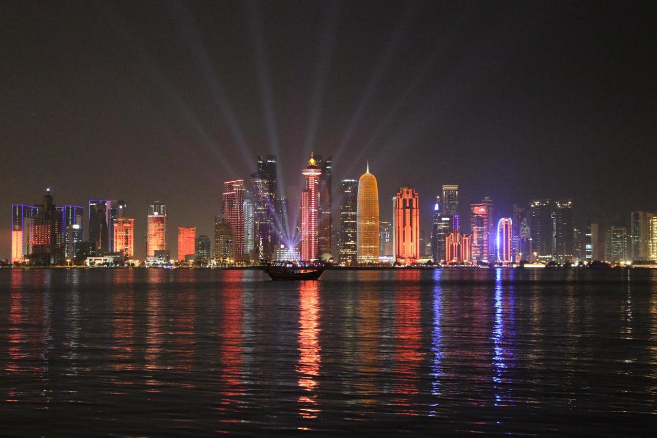 Nächtlicher Blick auf die beleuchtete Skyline von Doha, der Hauptstadt des Emirats Katar.