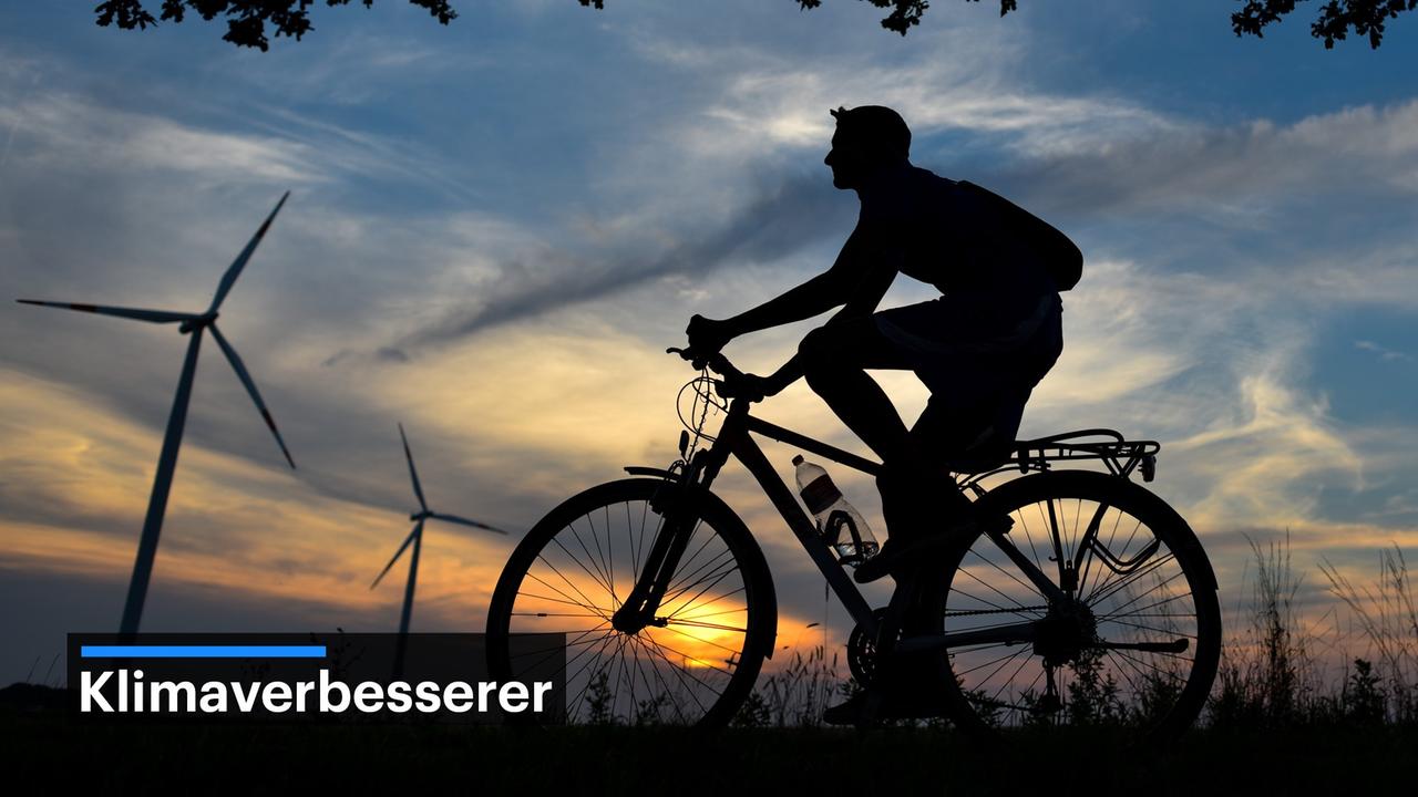 Ein Radfahrer vor einem Sonnenuntergang, am Himmel sind zwei Windkraftanlagen zu sehen - im Bild vorne das Logo der Deutschlanfunk-Serie "Die Klimaverbesserer".