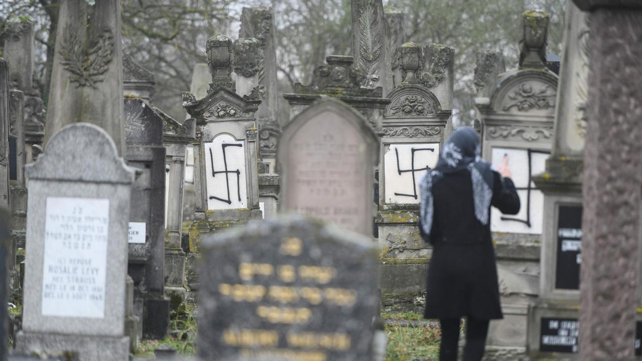 Auf dem jüdischen Friedhof in Herrlisheim im Osten Frankreichs sind zahlreiche Grabsteine mit Hakenkreuzen beschmiert worden