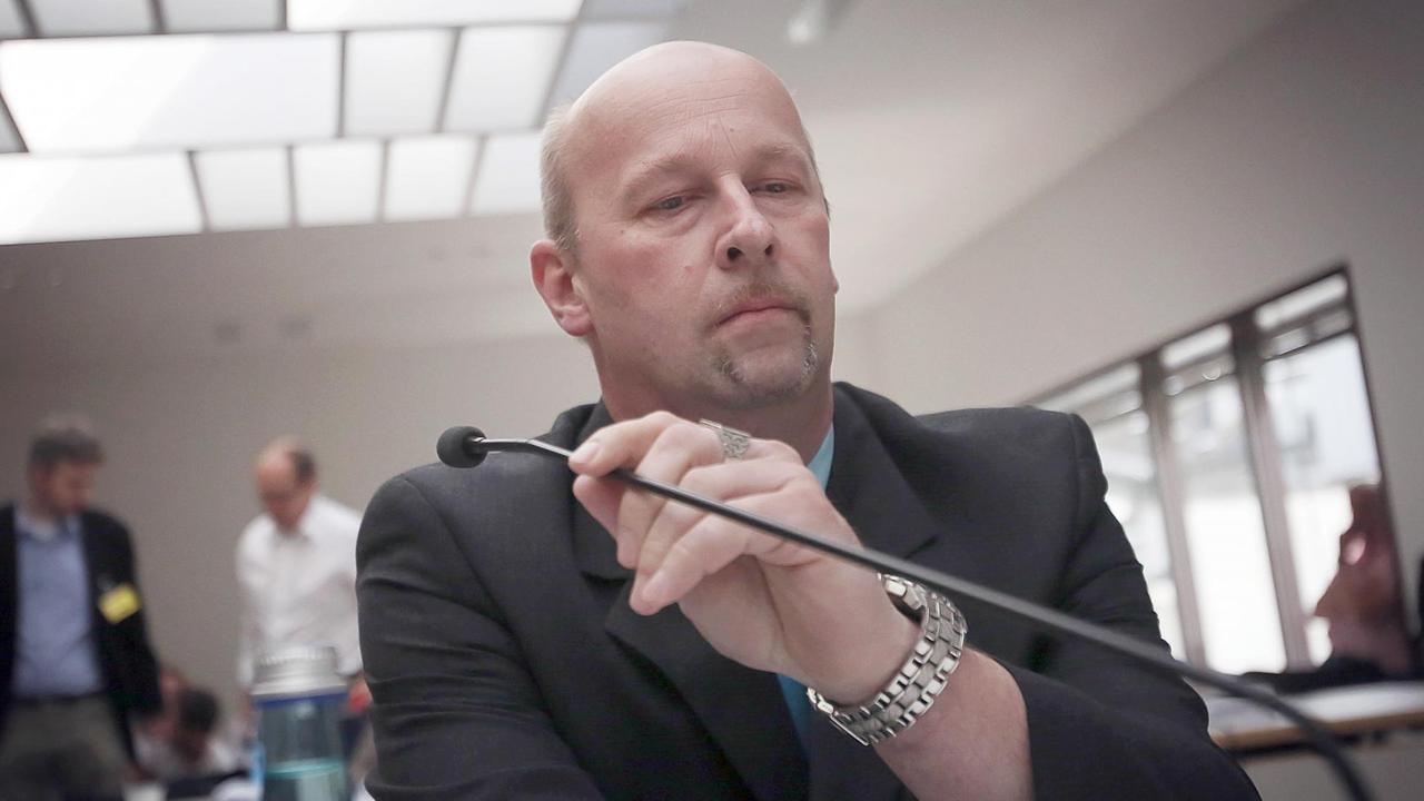 Der Zeuge Andreas Temme sitzt am 11.05.2015 bei einem Untersuchungsausschuss in den Landtag in Wiesbaden (Hessen) vor einem Mikrofon. Der Zeuge Andreas Temme sitzt am 11.05.2015 bei einem Untersuchungsausschuss in den Landtag in Wiesbaden (Hessen) vor einem Mikrofon.