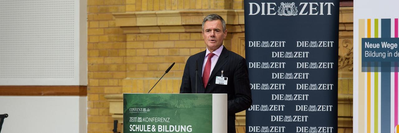 Dr. Rainer Esser, Geschäftsführer ZEIT Verlagsgruppe, spricht auf der ZEIT-Konferenz Schule & Bildung 2016 Dr. Rainer Esser, Geschäftsführer ZEIT Verlagsgruppe, spricht auf der ZEIT-Konferenz Schule & Bildung 2016