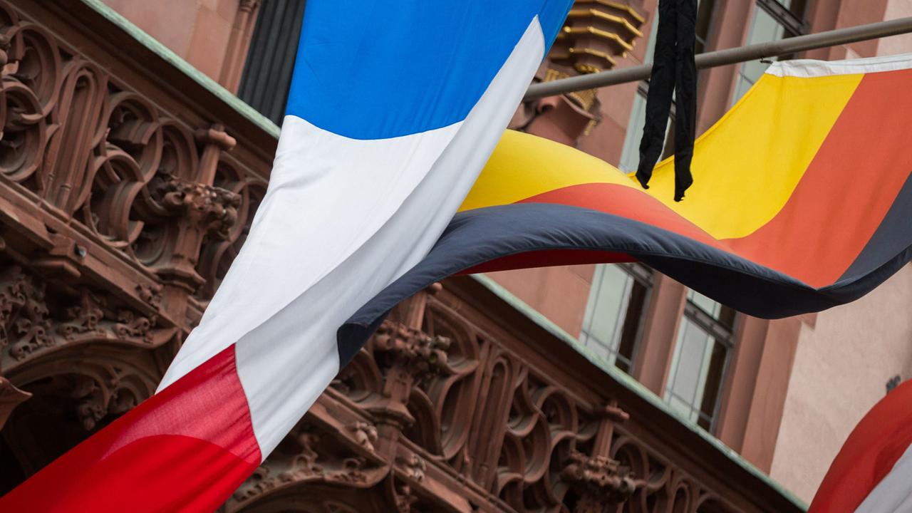 Die französische und die deutsche Fahne am Rathaus von Frankfurt/Main Die französische und die deutsche Fahne am Rathaus von Frankfurt/Main