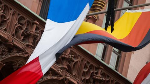 Die französische und die deutsche Fahne am Rathaus von Frankfurt/Main