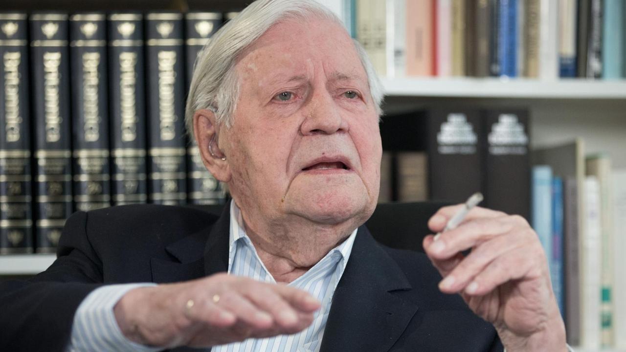 Alt-Bundeskanzler Helmut Schmidt (SPD) spricht am 26.05.2015 in seinem Büro in Hamburg Alt-Bundeskanzler Helmut Schmidt (SPD) spricht am 26.05.2015 in seinem Büro in Hamburg