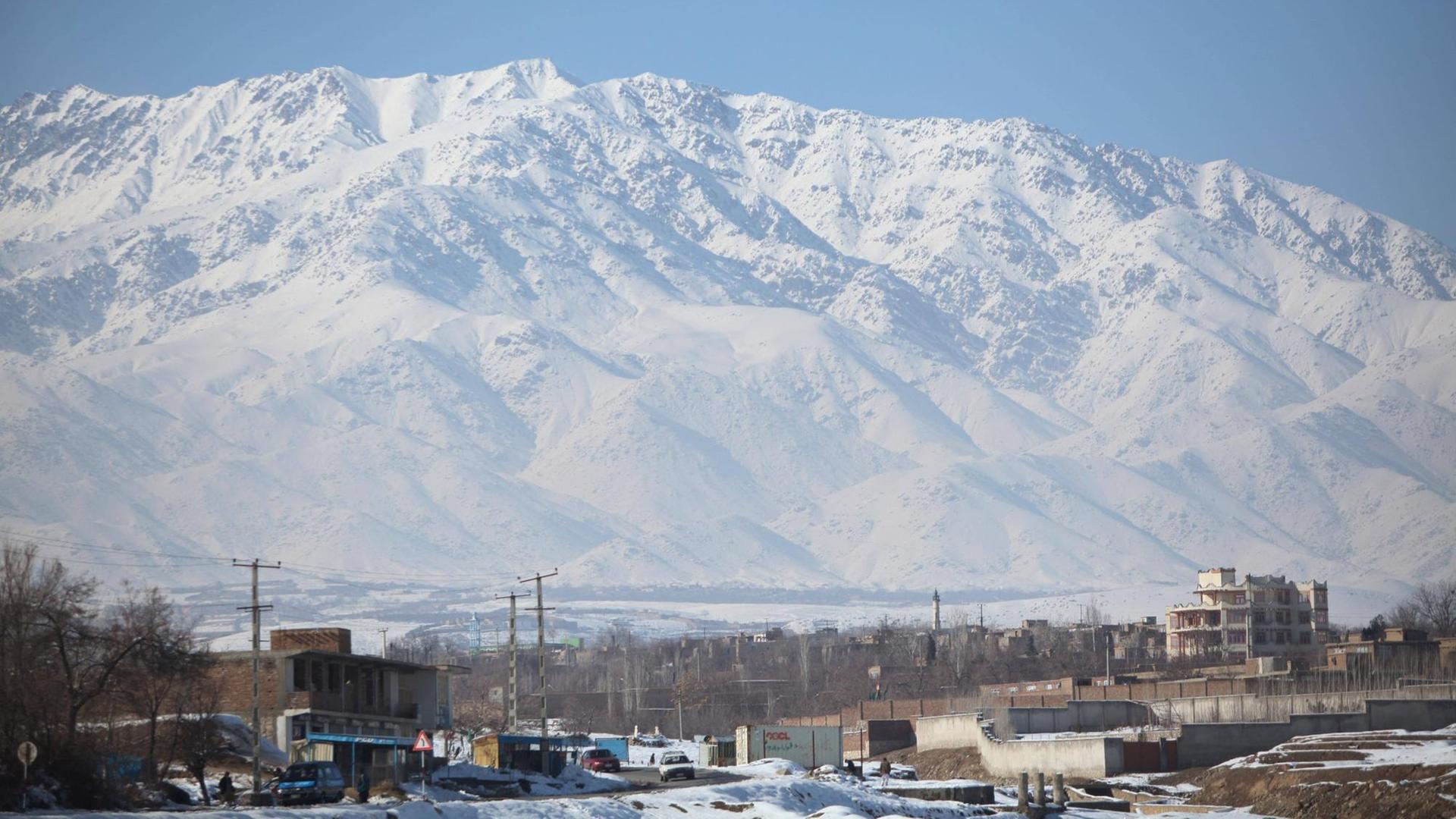 Blick auf die schneebedeckten Berge von Kabul Blick auf die schneebedeckten Berge von Kabul