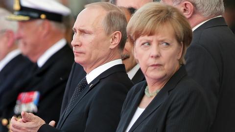 Der russische Präsident Wladimir Putin (l.) und die deutsche Kanzlerin Angela Merkel 2014 bei den Feiern im Rahmen des 70. Jubiläums des D-Days, der Landung der Alliierten in der Normandie in Frankreich.