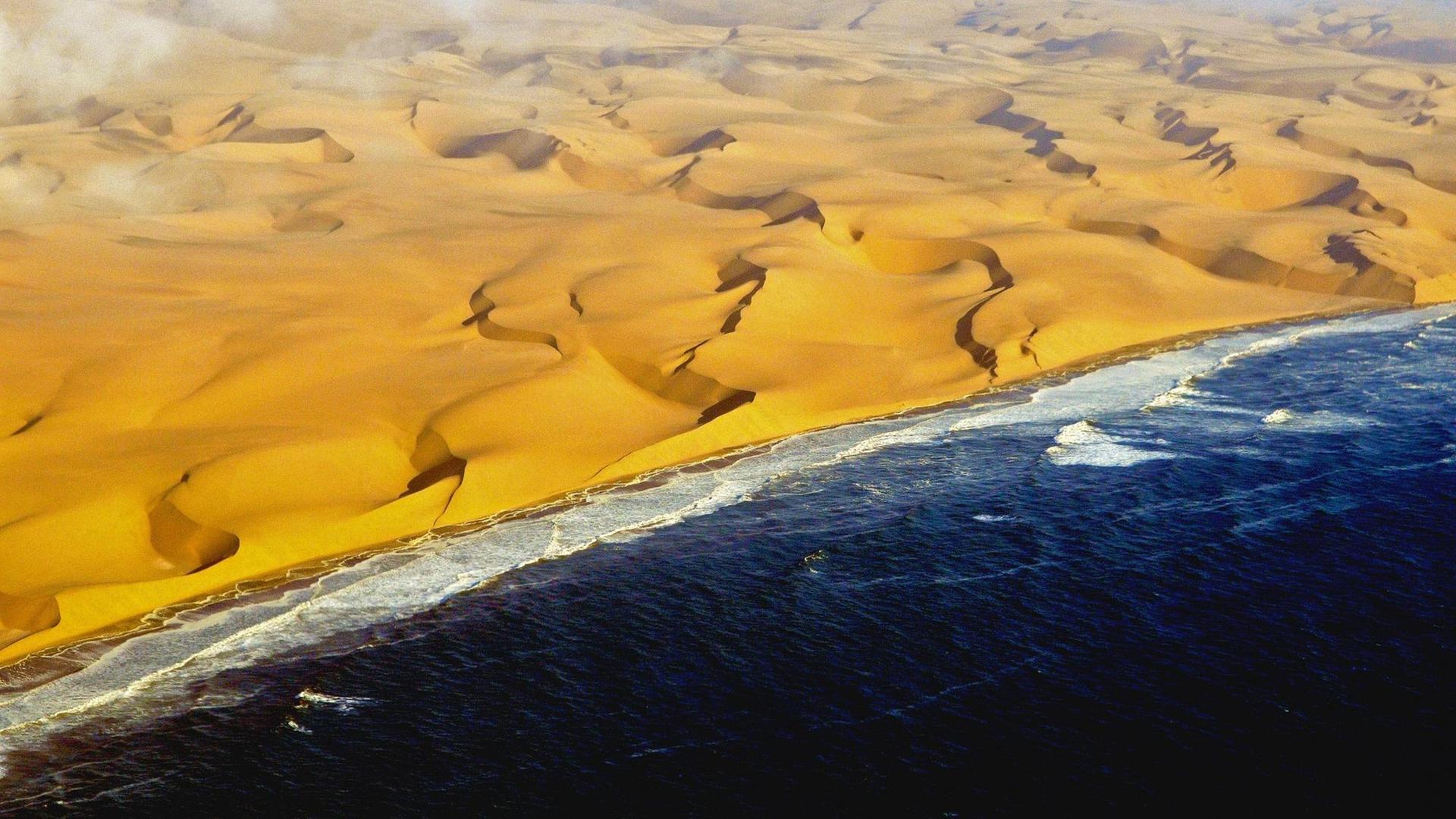 Blick auf Dünen an der Atlantikküste Namibias Blick auf Dünen an der Atlantikküste Namibias