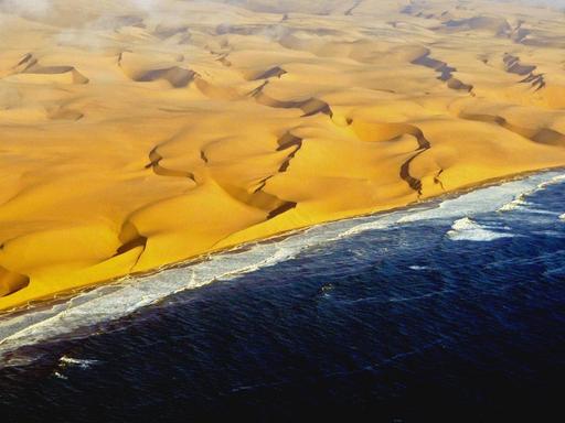 Blick auf Dünen an der Atlantikküste Namibias