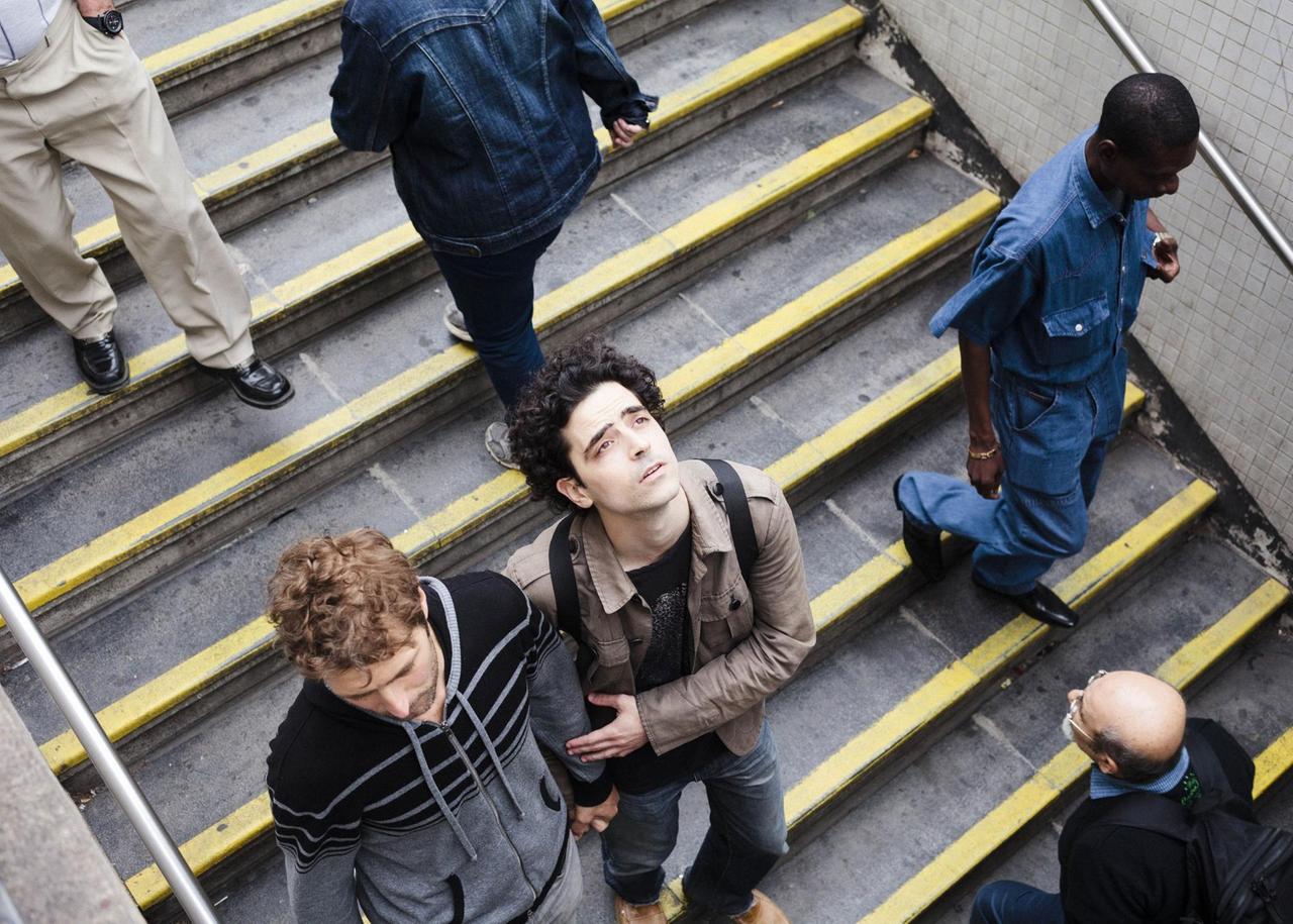 Männer steigen eine Treppe hinunter und hinauf. Männer steigen eine Treppe hinunter und hinauf.