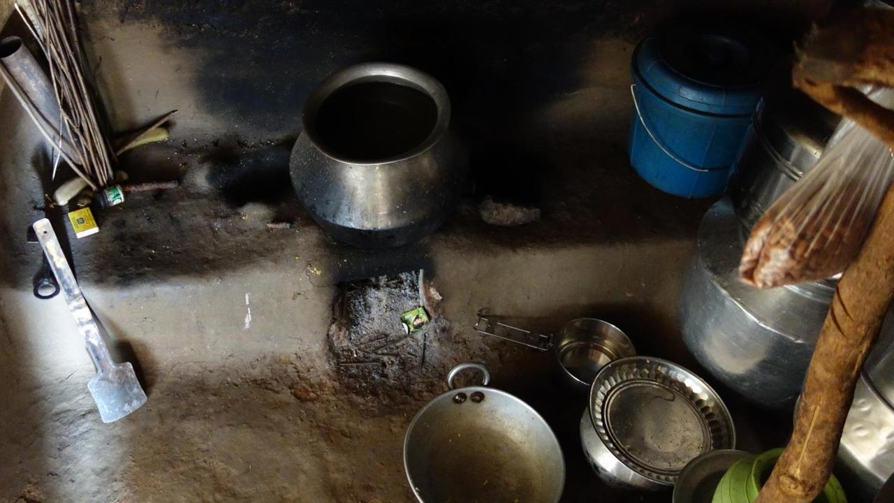 Traditioneller Herd in Wohnküche der Adivasi Südindiens. Einfach ein Stein und oben drauf ein Topf. Viel Ruß.