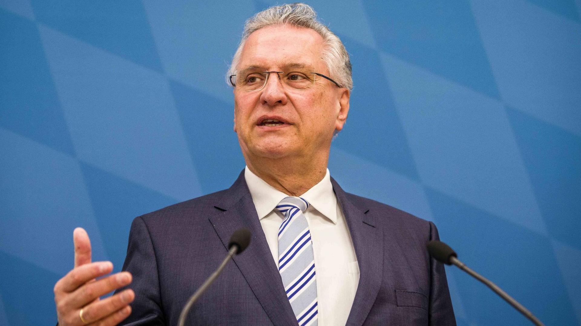Der bayerische Innenminister Joachim Herrmann (CSU) gestikuliert auf einer Pressekonferenz. Der bayerische Innenminister Joachim Herrmann (CSU) gestikuliert auf einer Pressekonferenz.