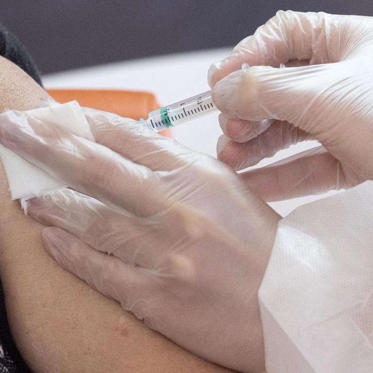 Impfung der Bewohner und des Pflegepersonals gegen Corona in einer Altenresidenz in Spanien. 