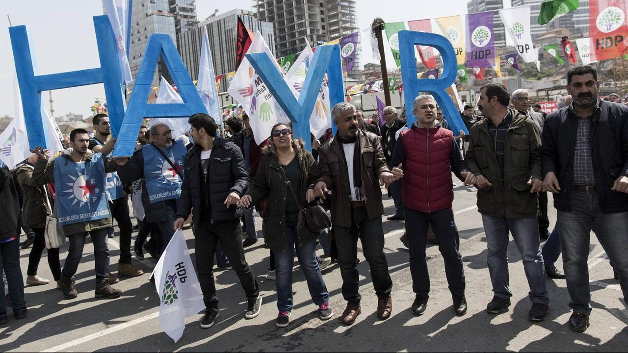 Mitglieder der HDP nehmen im April in Istanbul an einer Veranstaltung gegen die Verfassungsänderung teil.
