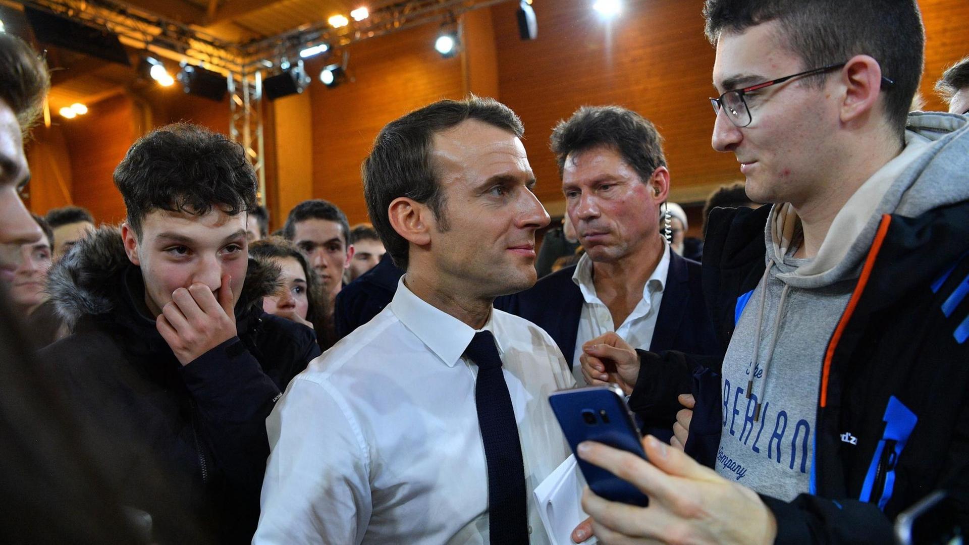 Präsident Emmanuel Macron trifft Jugendliche auf seiner Rundreise durch die Provinz Präsident Emmanuel Macron trifft Jugendliche auf seiner Rundreise durch die Provinz