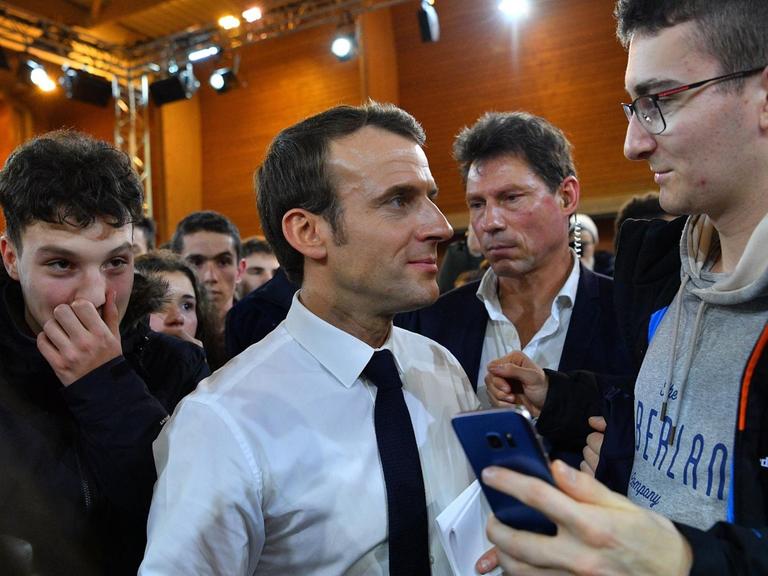 Präsident Emmanuel Macron trifft Jugendliche auf seiner Rundreise durch die Provinz