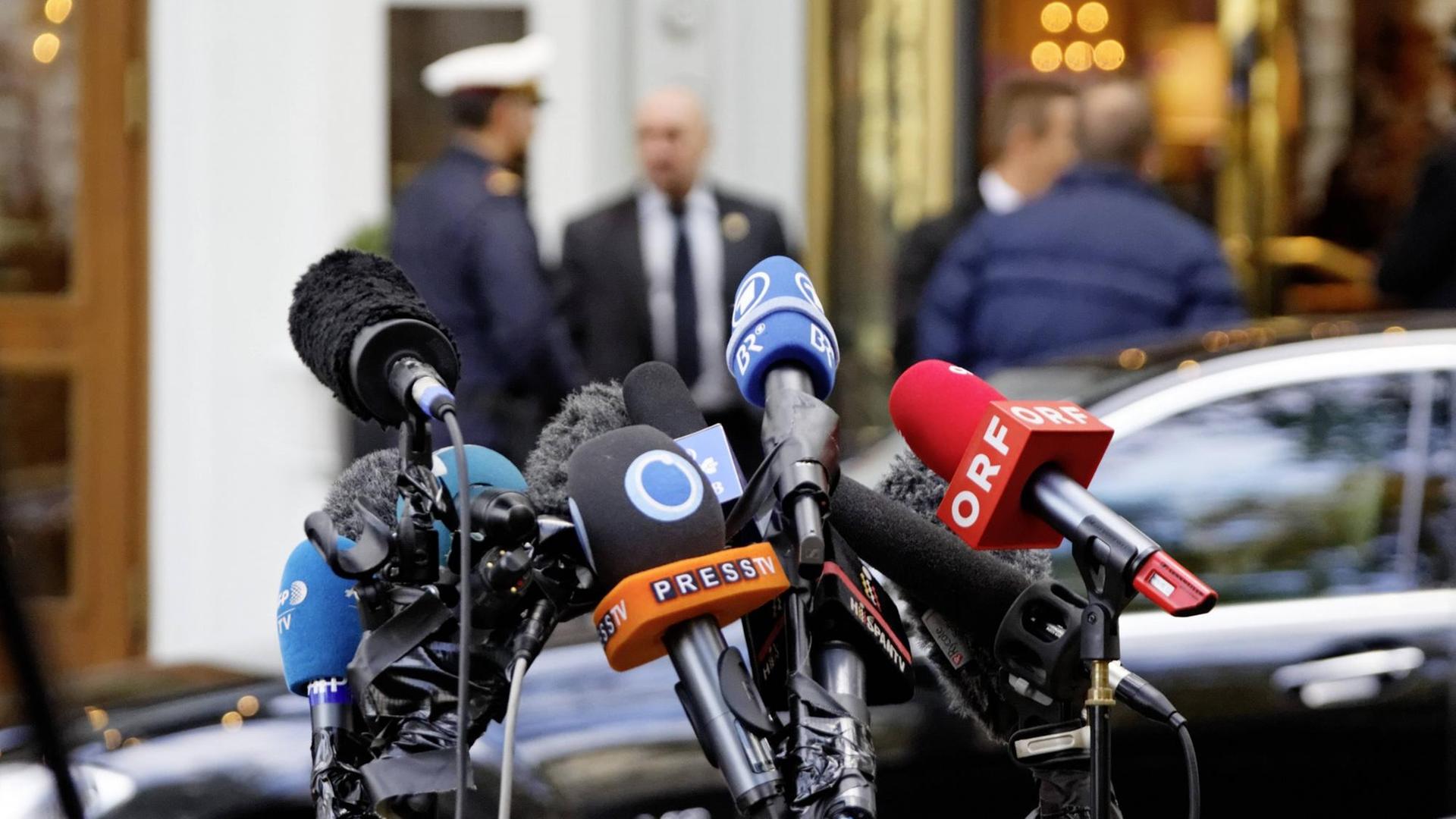 Mehrere Mikrofone stehen bereit für ein Pressestatement. Mehrere Mikrofone stehen bereit für ein Pressestatement.