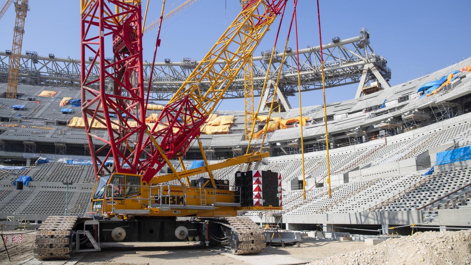 Baustelle eines Stadions in Doha, Katar für die Fußball WM 2022. Baustelle eines Stadions in Doha, Katar für die Fußball WM 2022.