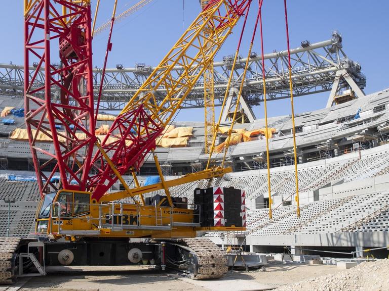 Baustelle eines Stadions in Doha, Katar für die Fußball WM 2022.