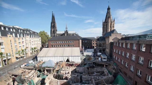 Archäologen haben auf dem Rathausplatz in der Kölner Innenstadt die Ruinen der mittelalterlichen Gebäude freigelegt, darunter Überreste von Synagoge, Kultbad, Hospital, Bäckerei, Tanz- und Hochzeitshaus.