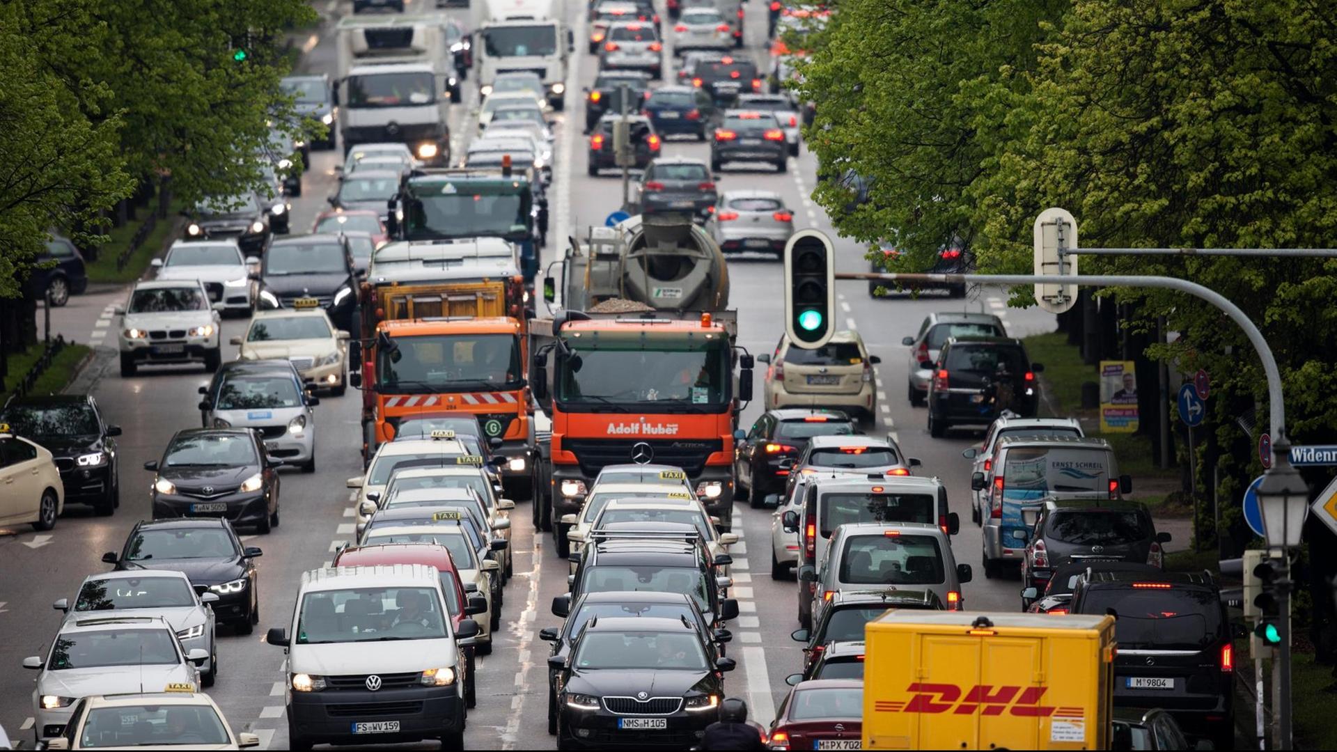 Dicht gedrängt fahren die Fahrzeuge im morgendlichen Berufsverkehr auf der Prinzregentenstrasse in München