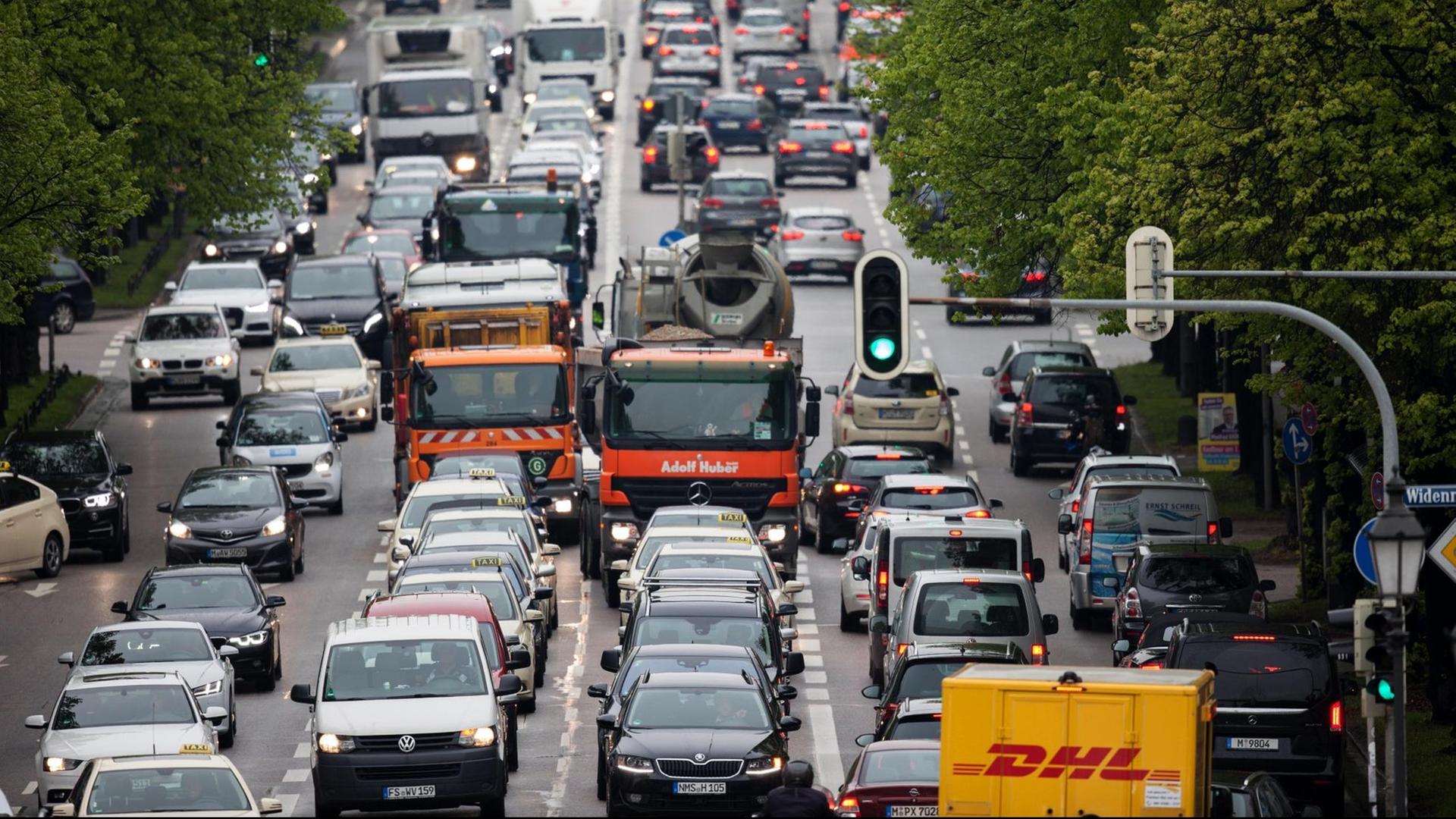 Dicht gedrängt fahren die Fahrzeuge im morgendlichen Berufsverkehr auf der Prinzregentenstrasse in München Dicht gedrängt fahren die Fahrzeuge im morgendlichen Berufsverkehr auf der Prinzregentenstrasse in München