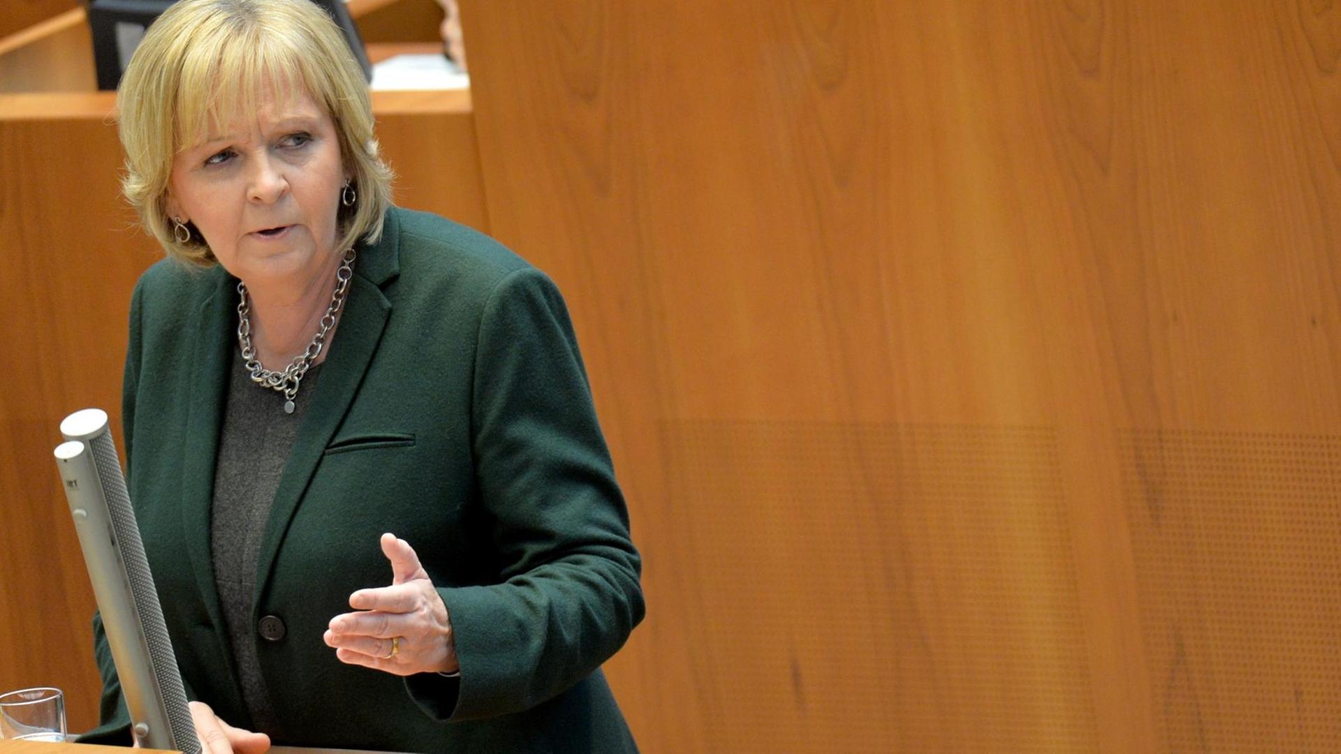Die nordrhein-westfälische Ministerpräsidentin Hannelore Kraft (SPD) spricht am 14.01.2016 in Düsseldorf (Nordrhein-Westfalen) im Landtag. Die nordrhein-westfälische Ministerpräsidentin Hannelore Kraft (SPD) spricht am 14.01.2016 in Düsseldorf (Nordrhein-Westfalen) im Landtag.