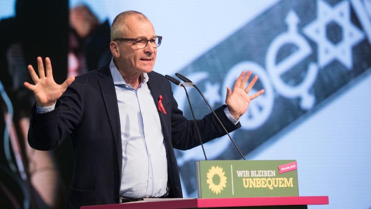 Volker Beck, Bundestagsabgeordneter von Bündnis 90/Die Grünen, spricht am 13.11.2016 beim Bundesparteitag in Münster (Nordrhein-Westfalen) in der Debatte über Religionsfreiheit. Volker Beck, Bundestagsabgeordneter von Bündnis 90/Die Grünen, spricht am 13.11.2016 beim Bundesparteitag in Münster (Nordrhein-Westfalen) in der Debatte über Religionsfreiheit.