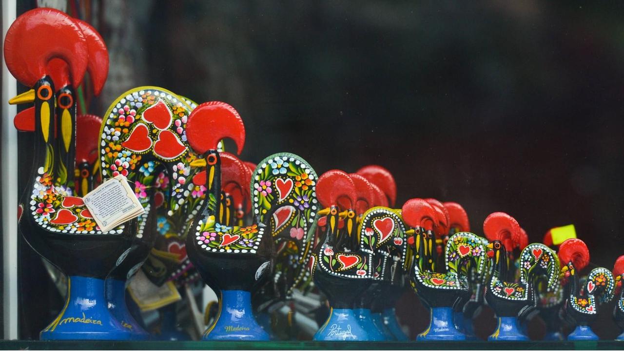Touristensouvenirs aus der Heimat der Ribeiros; Galos de Barcelos Touristensouvenirs aus der Heimat der Ribeiros; Galos de Barcelos