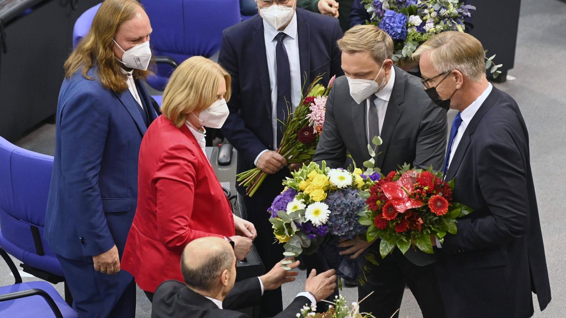 Anton Hofreiter (l.), Olaf Scholz, Christian Lindner und Dietmar Bartsch gratulieren Bärbel Bas (M.) zur Wahl zur Bundestagspräsidentin Anton Hofreiter (l.), Olaf Scholz, Christian Lindner und Dietmar Bartsch gratulieren Bärbel Bas (M.) zur Wahl zur Bundestagspräsidentin