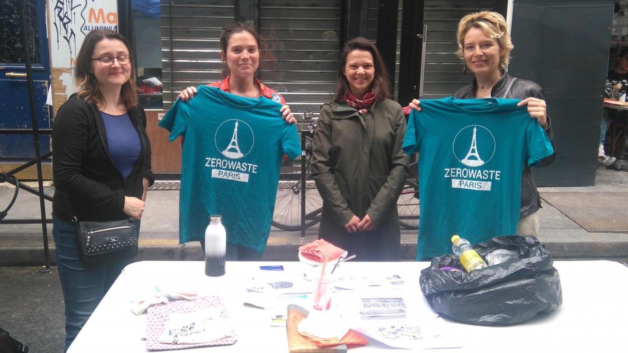 Aktivisten in Paris rufen zur Müllvermeidung auf. Sie tragen ein T-Shirt mit dem Satz "Zero Waste Paris".