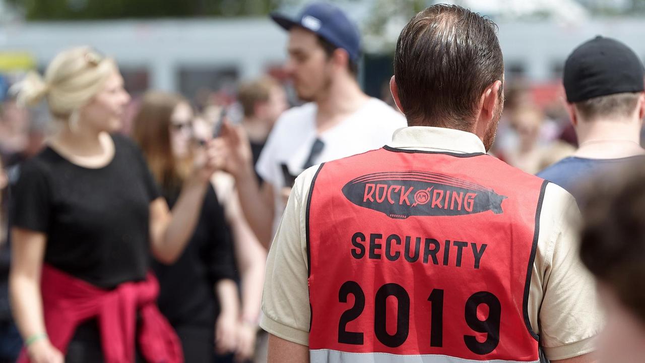 Mitarbeiter einer Sicherheitsfirma patroullieren auf dem Rock-am-Ring-Gelände. Mitarbeiter einer Sicherheitsfirma patroullieren auf dem Rock-am-Ring-Gelände.
