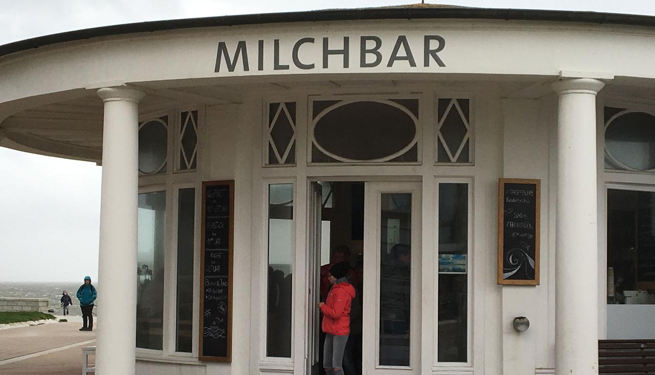 Die Milchbar mit Meeresblick in Norderney serviert hausgemachten Milchreis. Die Milchbar mit Meeresblick in Norderney serviert hausgemachten Milchreis.