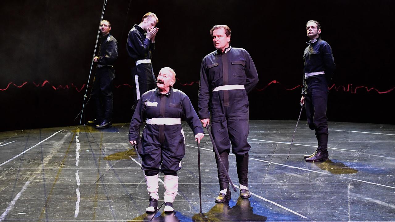 Die Schauspieler stehen am 09.02.2017 im Berliner Ensemble in Berlin bei der Fotoprobe zum Schauspiel "Prinz Friedrich von Homburg" auf der Bühne. Die Schauspieler stehen am 09.02.2017 im Berliner Ensemble in Berlin bei der Fotoprobe zum Schauspiel "Prinz Friedrich von Homburg" auf der Bühne.